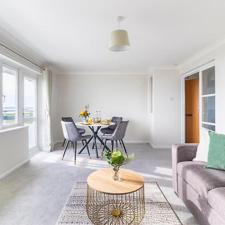 Wow! Seaview Beach Apartment Sleeps 6-Free Parking Борнмут Екстер'єр фото