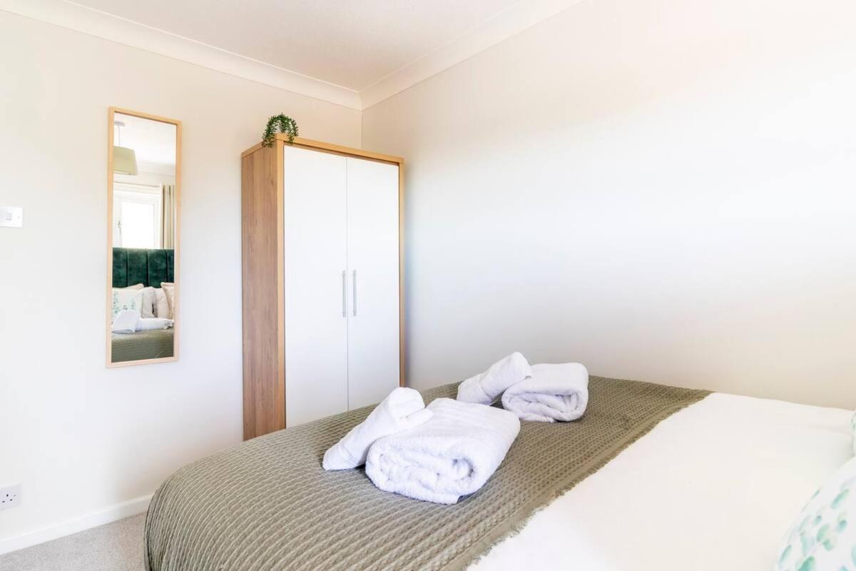Wow! Seaview Beach Apartment Sleeps 6-Free Parking Борнмут Екстер'єр фото