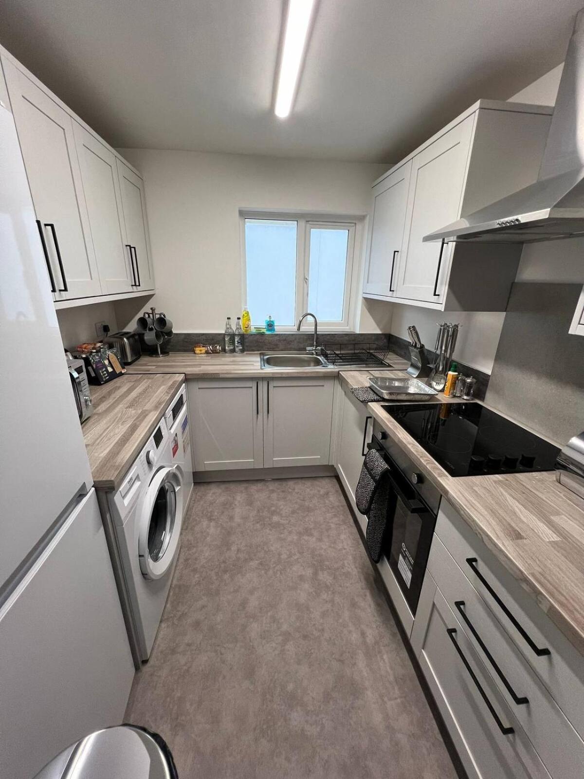 Wow! Seaview Beach Apartment Sleeps 6-Free Parking Борнмут Екстер'єр фото
